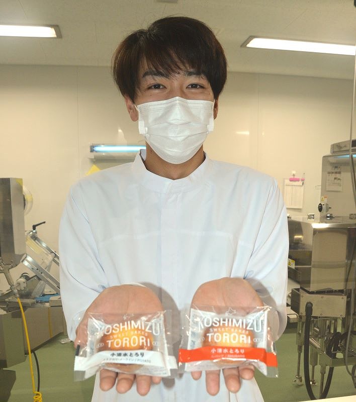 「小清水とろり　ルバーブ」（右）と「小清水とろり」をＰＲする高城海樹さん