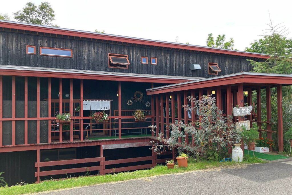 赤と黒を基調にしたしゃれた外観の「手打蕎麦いちむら」