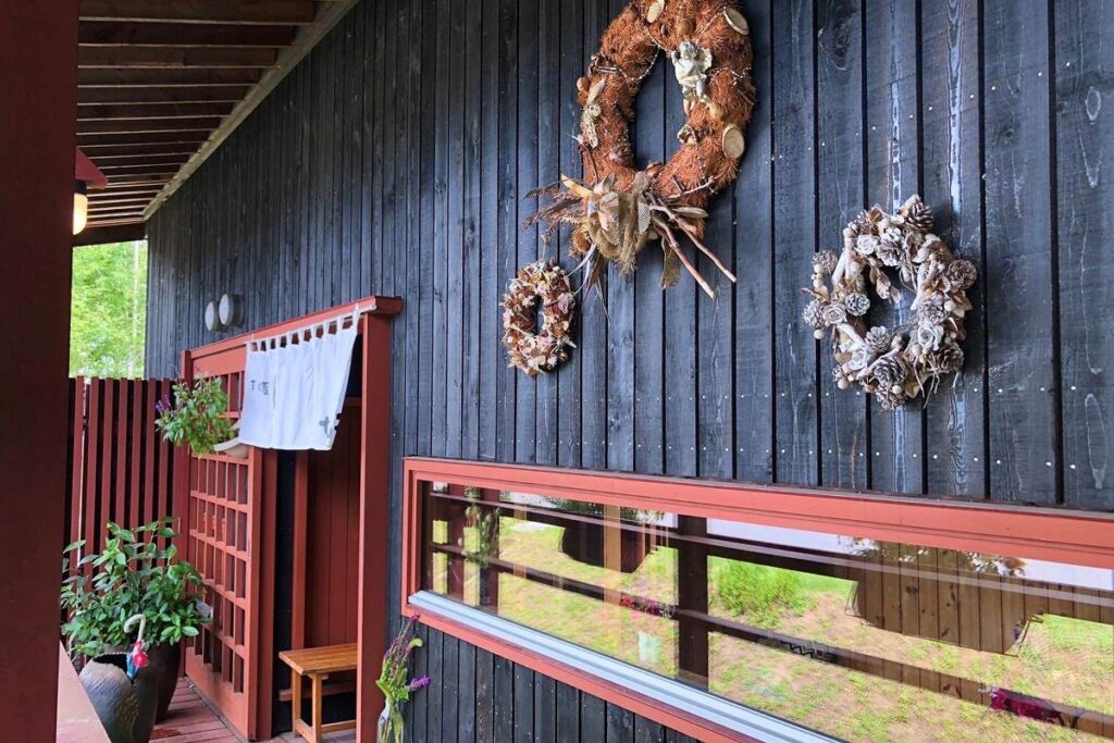 リースが飾られた店舗外壁