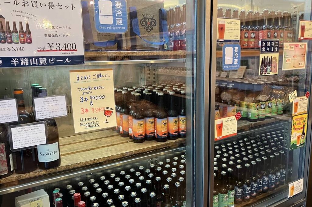 「羊蹄山麓ビール」が並ぶ冷蔵ケース