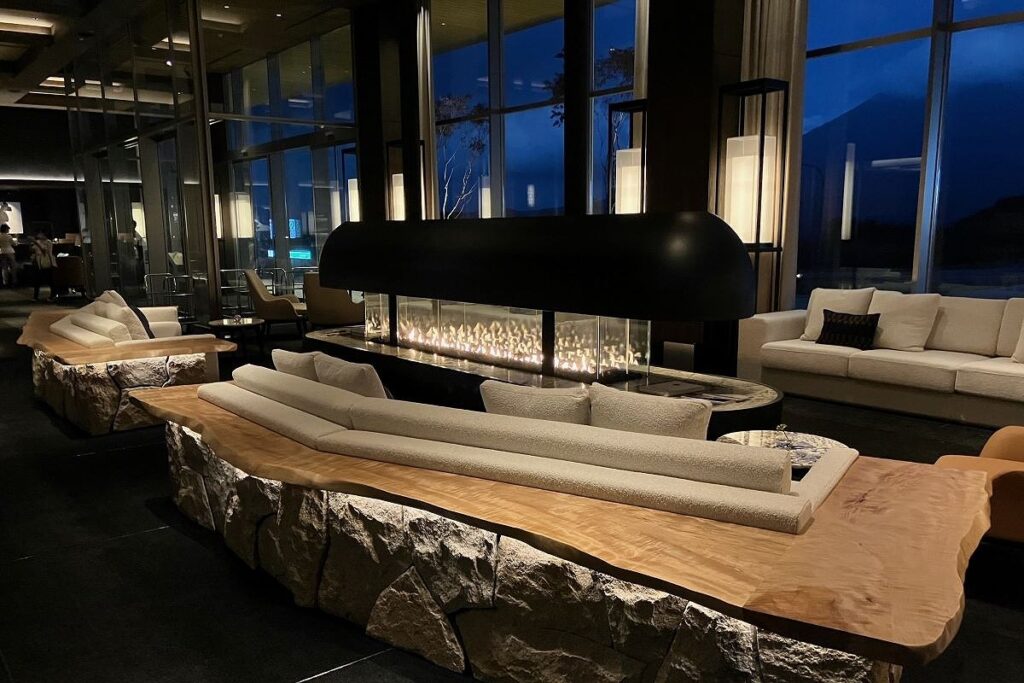 夜になり暖炉に火が入ったホテルのロビー