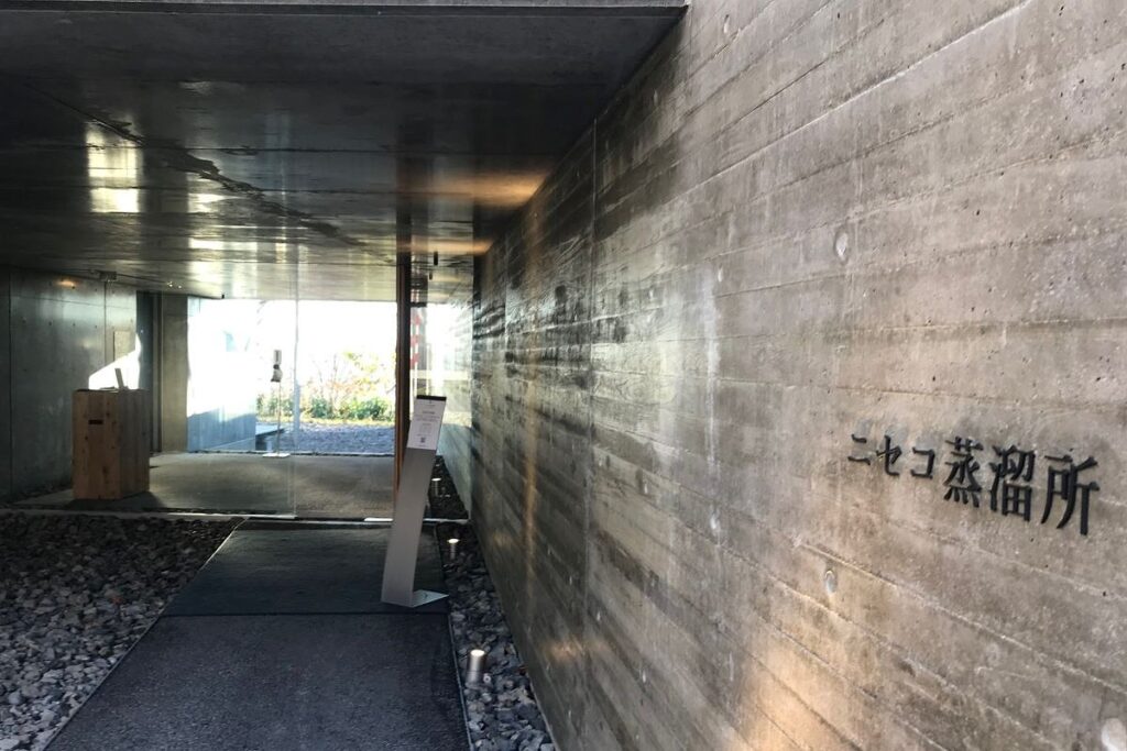 ニセコ蒸留所の入り口外観