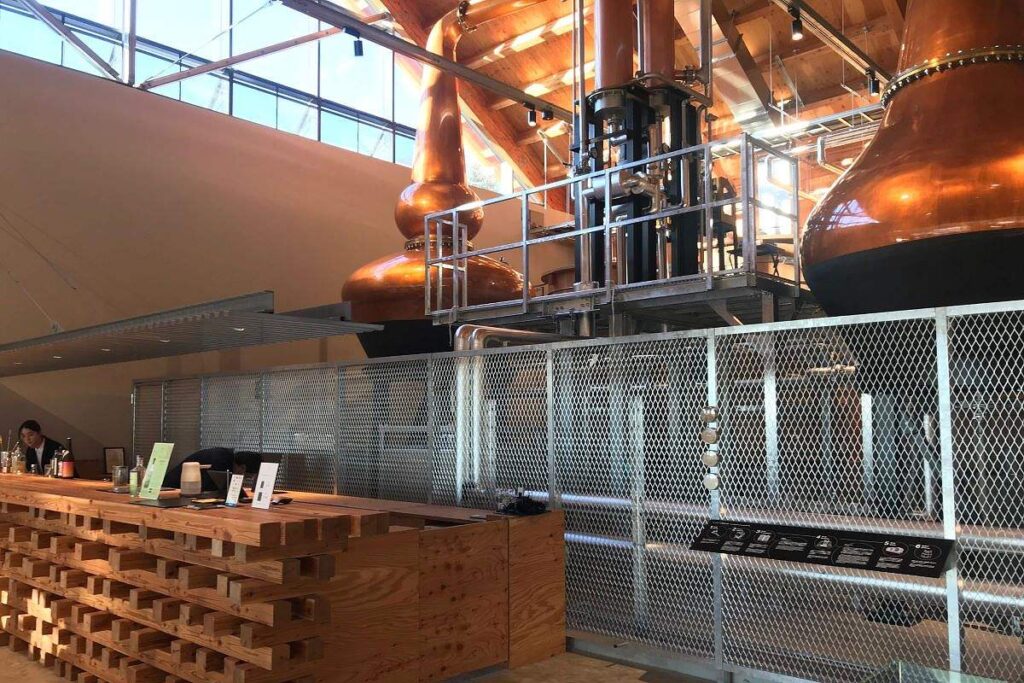 ぴかぴかに輝くニセコ蒸留所の設備