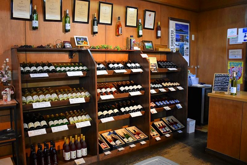 千歳ワイナリーの直売所に並ぶワイン