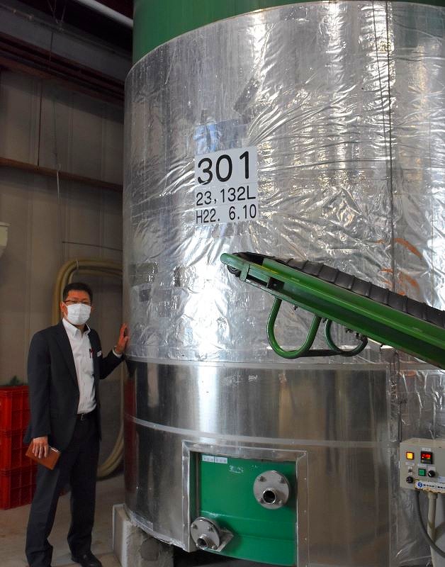 20歳から100歳まで80年間毎日ワインを1本飲むと消費できるという計算の2.3万リットル入りのタンク。