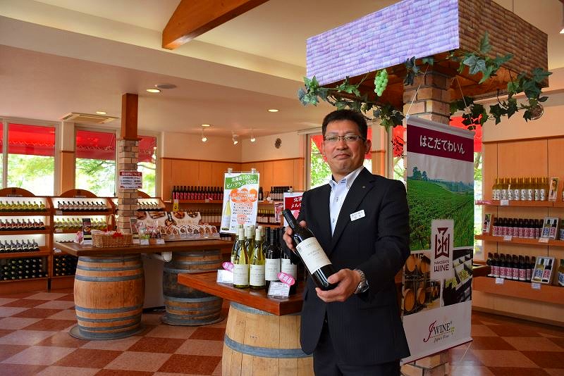直営店「葡萄館本店」で「ワインは七飯町のふるさと納税にも採用されています」と話す「はこだてわいん」企画室の松田崇さん