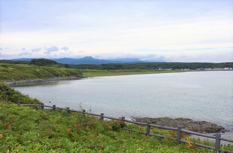 散策路を進んだ先に広がる海