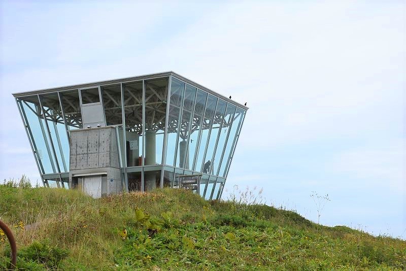 日の出岬の突端に建つ展望台「ラ・ルーナ」