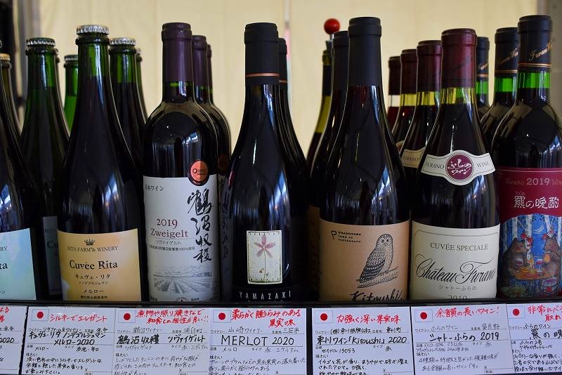 ずらりと並ぶワインボトルの数々