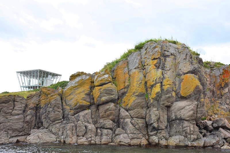 海側から見たラ・ルーナと崖