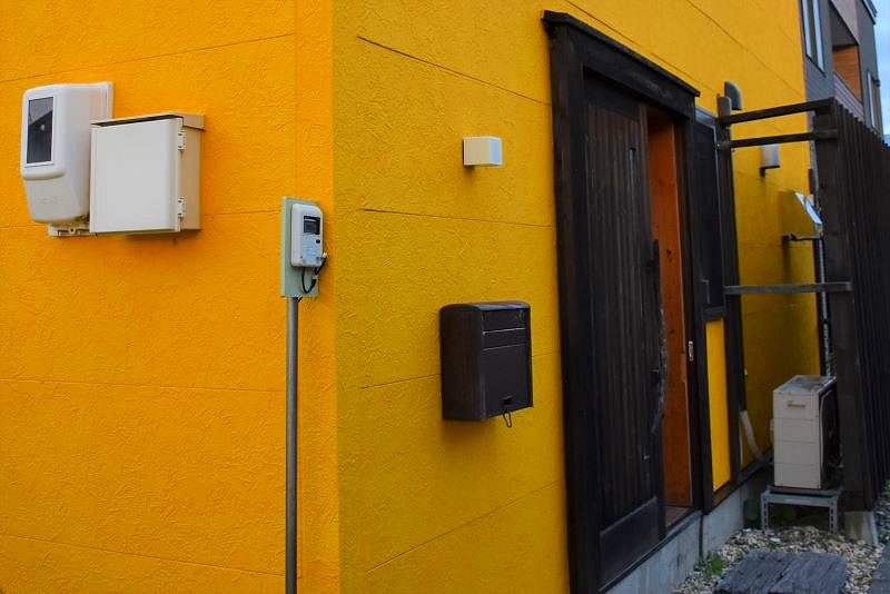 黄色い壁の居酒屋「なごみ家はる」の外観