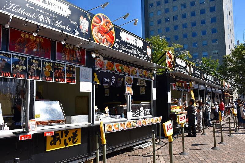 幅広いメニューが楽しめる７丁目会場のフードブース