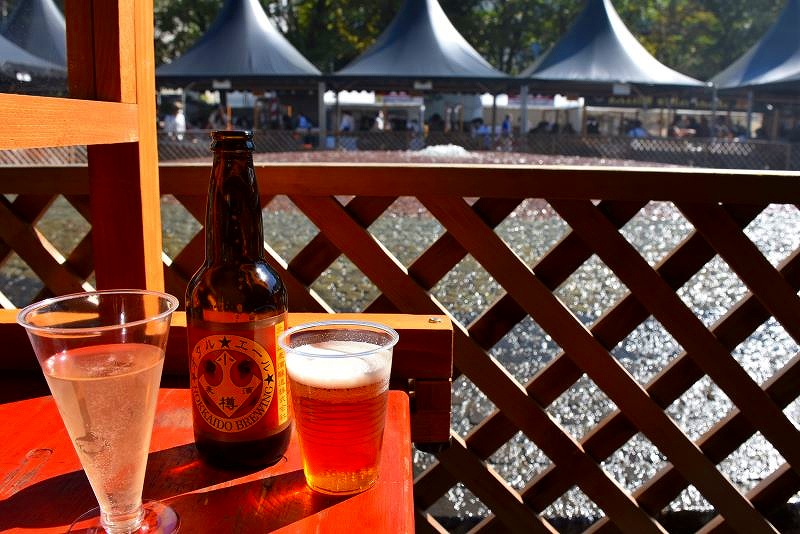 ビールとグラスが置かれた７丁目会場中央のテーブル