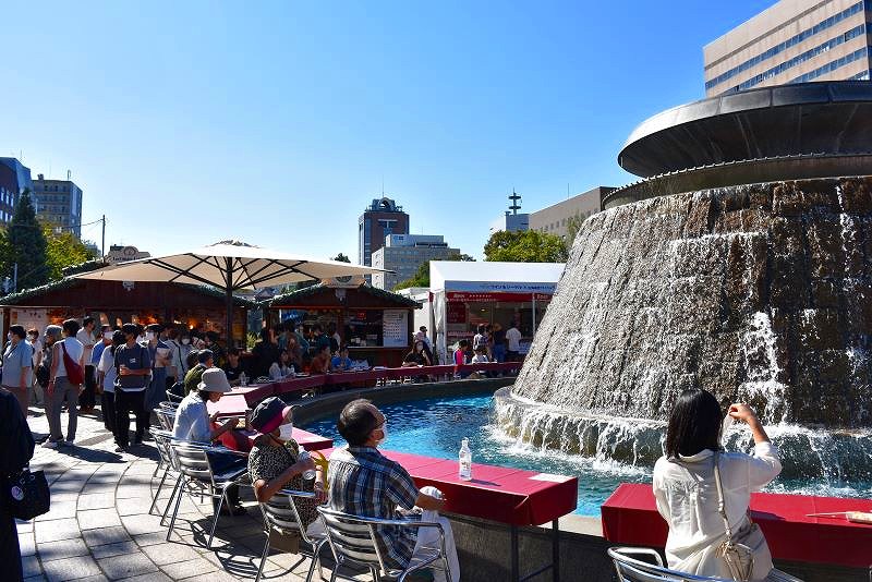 中央の「水辺」周りにもテーブルが配置されている11丁目会場の様子