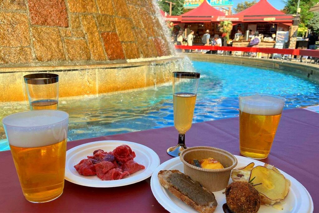 「さっぽろオータムフェスト２０２２」の１１丁目会場の料理とお酒