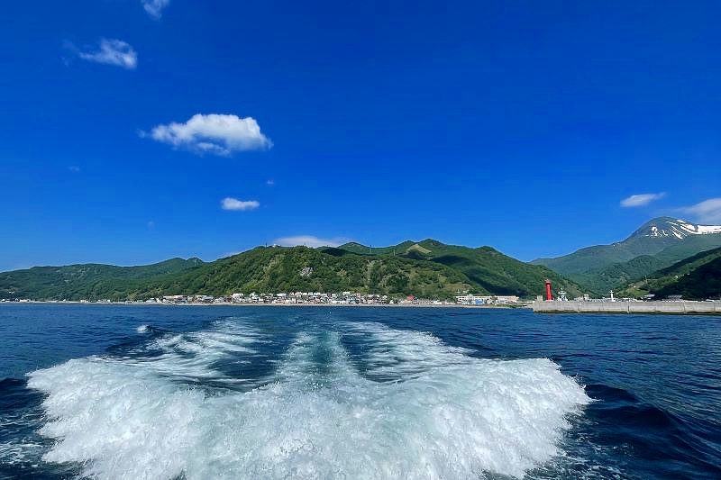 羅臼港を後に、根室海峡へ向かう船の波