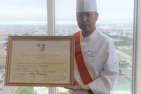 早川さんに仏料理名誉称号＊“エスコフィエの弟子”苫小牧２人目＊「料理人としてのベース　感慨深い」
