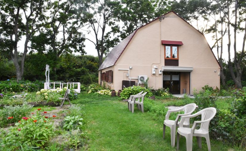 屋外のガーデン、畑を眺めながらジェラートを食べられる「二十三十二」