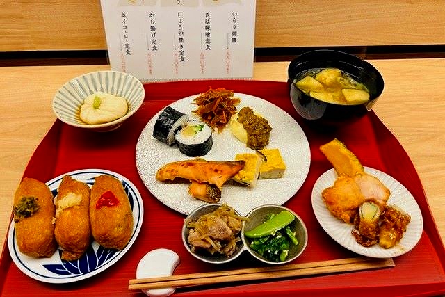 バランス良い副菜がたっぷりの南平ダブル一押しメニューの「いなり御膳」