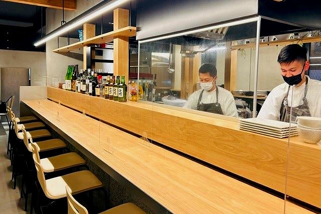 南平ダブルの店内とライブキッチン