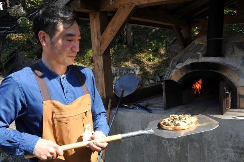 愛別神社　熱々ピザでにぎわい再び＊宮司の丸井さんが手作り窯＊２日に火入れ、来春貸し出しも