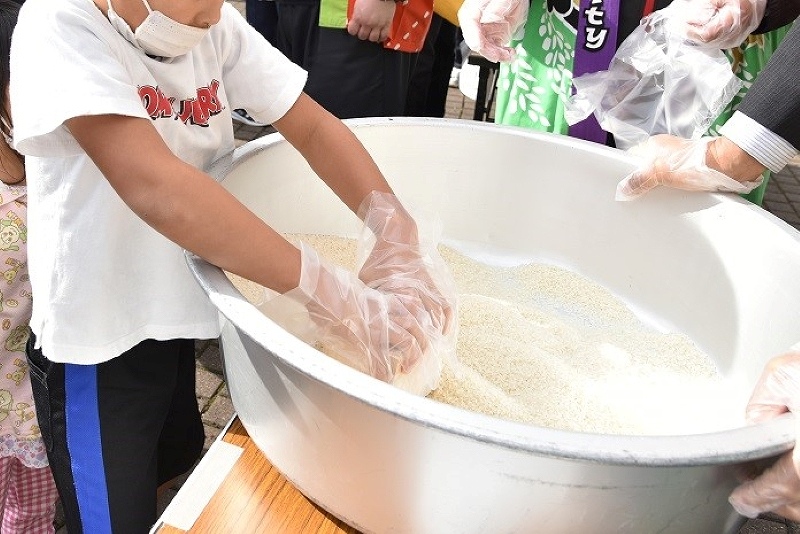 農園で「お茶の冬囲い」、コーヒー飲み比べ、地元ラーメン…晩秋の北海道を満喫！ 10月後半のイベント６選