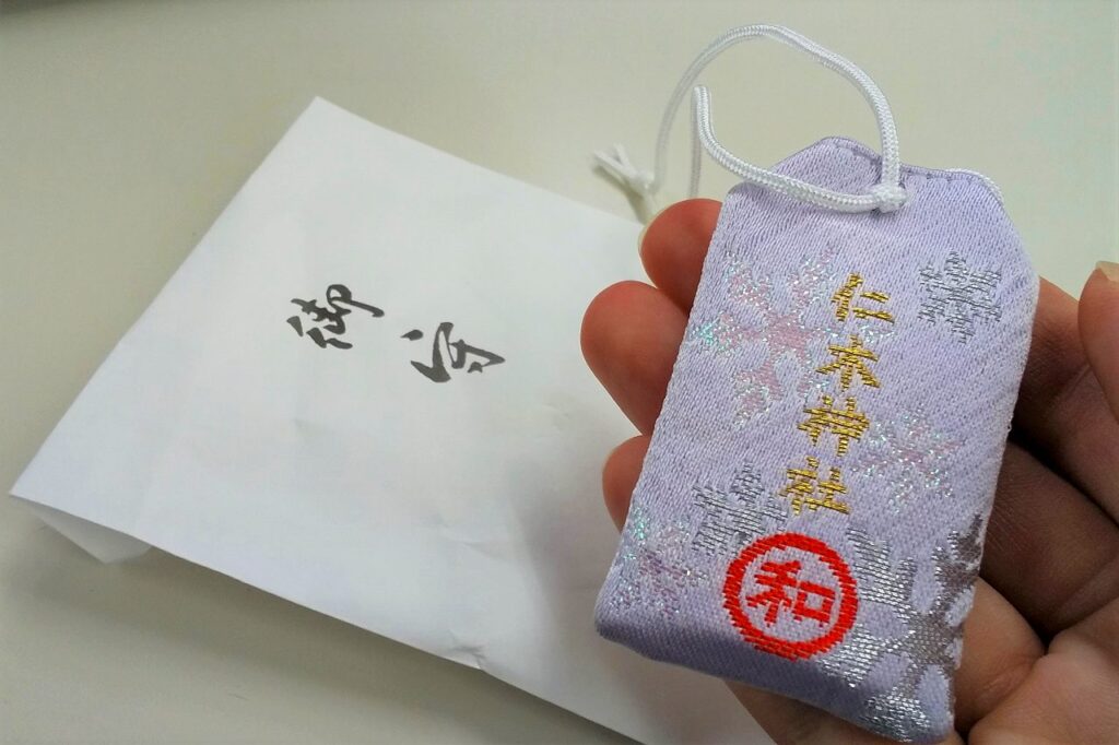 仁木神社の「ワイン守り」のアップ