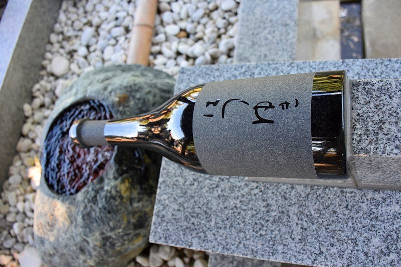 「はつゆき」のワインボトルから手水が注がれている様子