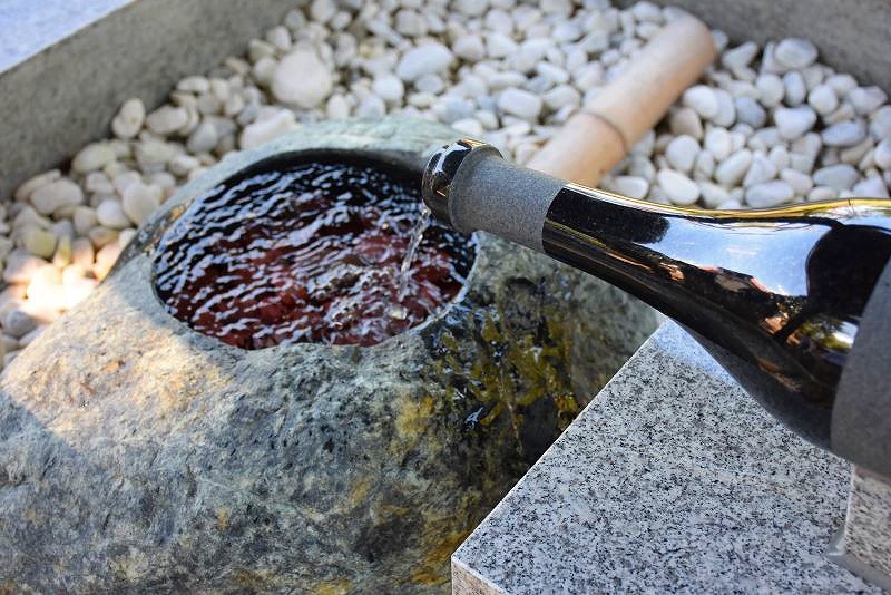 手水のワイン色の水盤