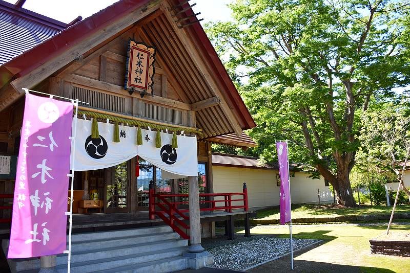 ワイン色の幟の仁木神社。右奥の樹木は御神木のケヤキで町指定文化財