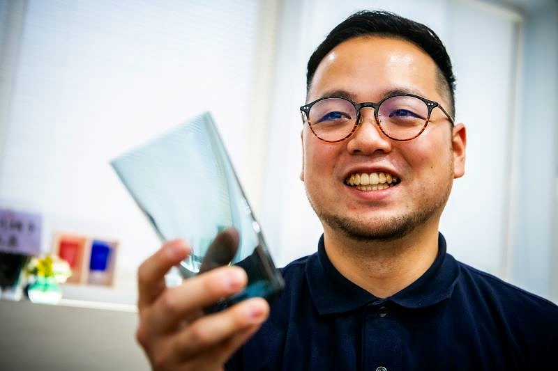 小樽再生ガラスを手にする出口健太社長