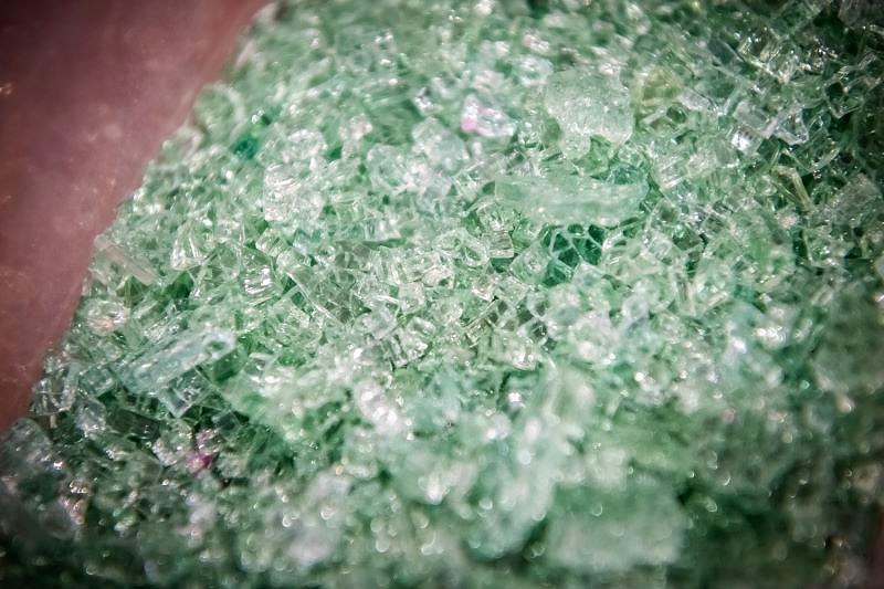 小樽再生ガラスの原料となる自動車の窓ガラス