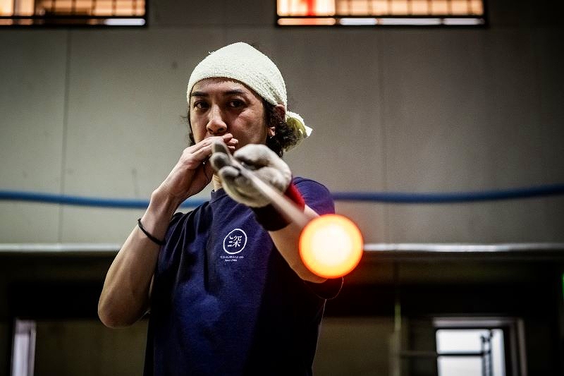 熱したガラスに息を吹き込み成形していく作業の様子