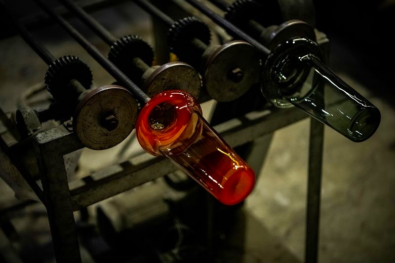 熱を帯びて真っ赤に染まる小樽再生ガラス