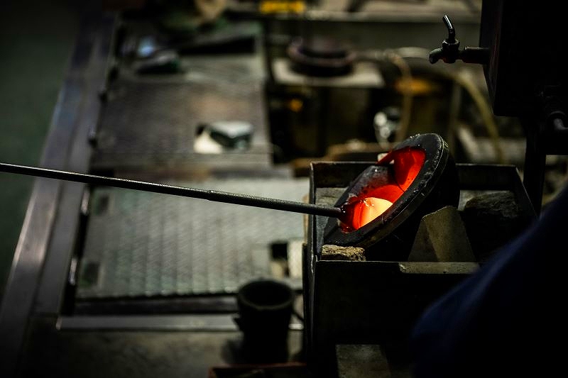 真っ赤なガラスの整形