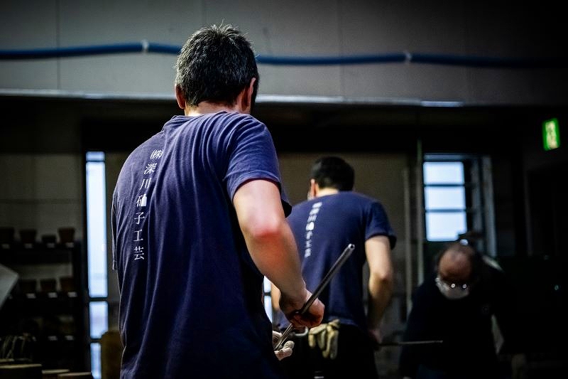 ガラスの製作作業を手掛ける職人の後ろ姿