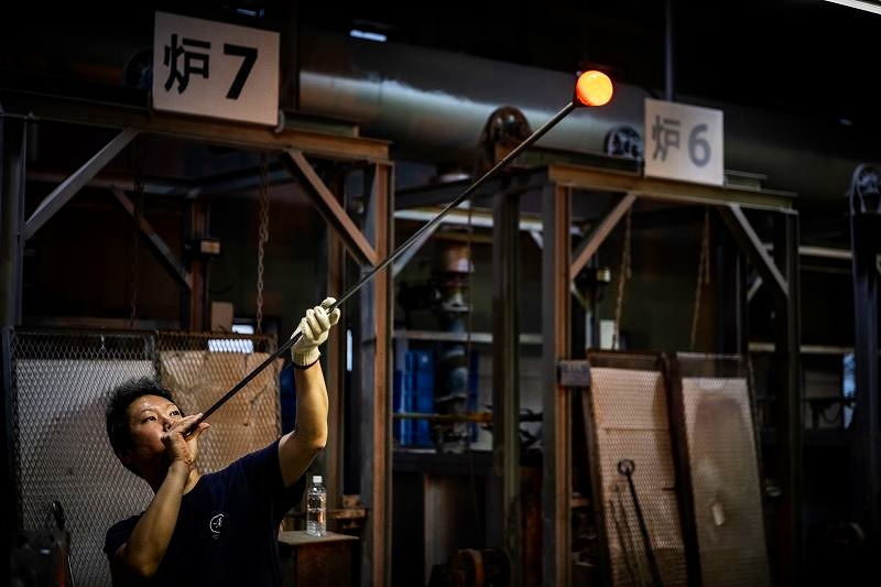 職人が一個一個ガラスを吹き上げていく様子