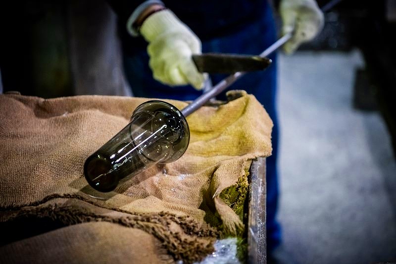 温度が下がり色が変わっていくガラス