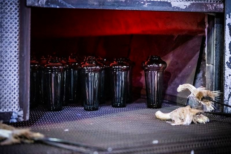 500度くらいあるグラスの温度を4時間30分ほどかけて常温に戻していく様子