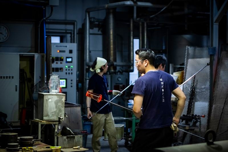 作業場でのガラスの製作作業の様子