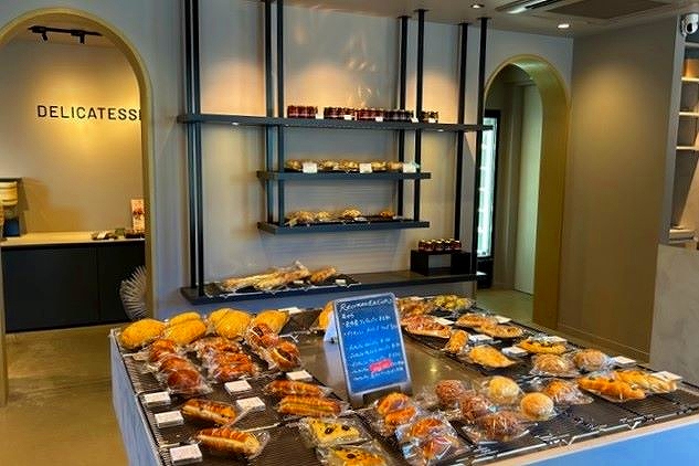 さまざまなパンが並ぶ「&PAN MARKET and BAKERY」の店内