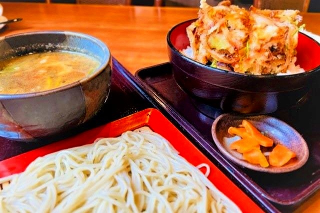 「真御膳そば　真らーめん　蔵乃麺平岸店」の一押しメニュー、特製かき揚げ丼と皮脂鶏セイロ