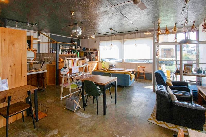 不揃いの椅子やテーブルが居心地の良い空間をつくりだしている「ＣＡＦＥ　ｉｔｓｕｋａ」の店内