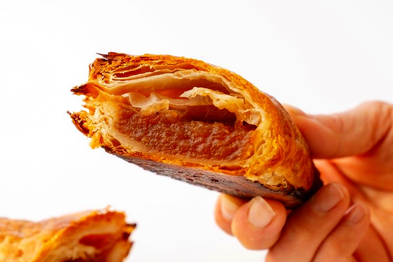 パイ生地の中にリンゴが詰まったパイの断面