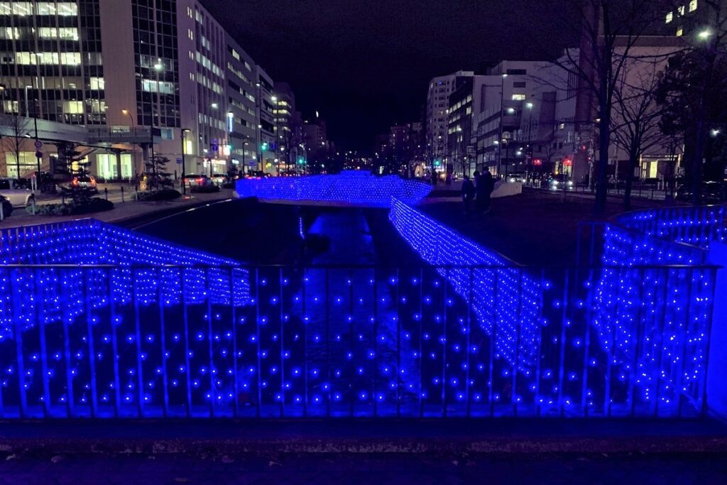 創成川の橋上から見た青色イルミネーションの眺め
