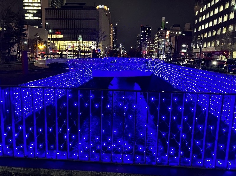 青色のイルミネーションでライトアップされた創成川