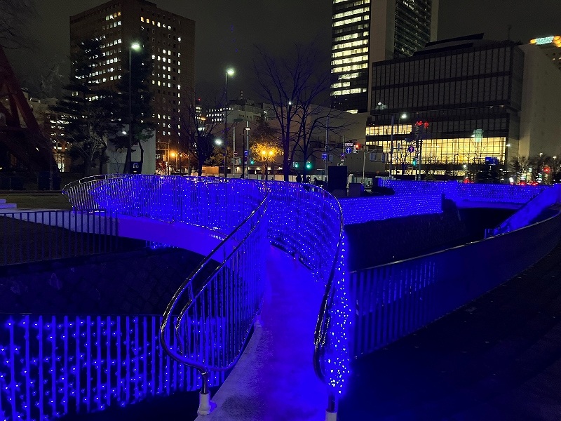 川の東側から見た創成川ライトアップの様子