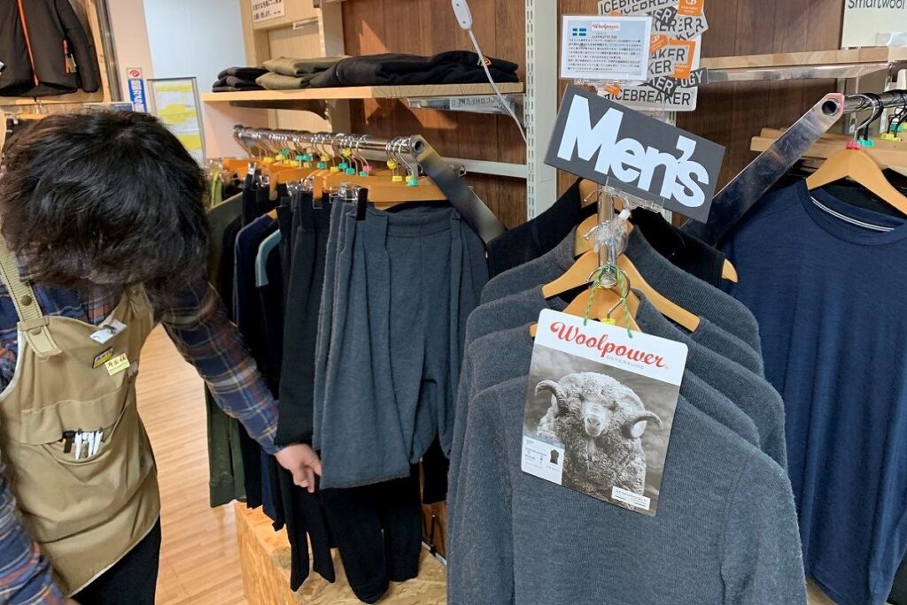 札幌市の山岳用品専門店「秀岳荘」白石店のアンダーウェアの売り場