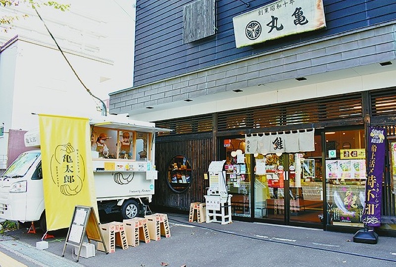 「鮭の丸亀」店舗前でキッチンカー営業している「鮭まぶしおむすび亀太郎」