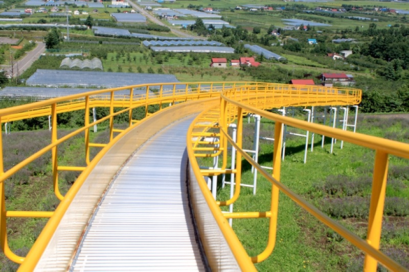 人気コンテンツ 長さ153メートルのジャンボ滑り台